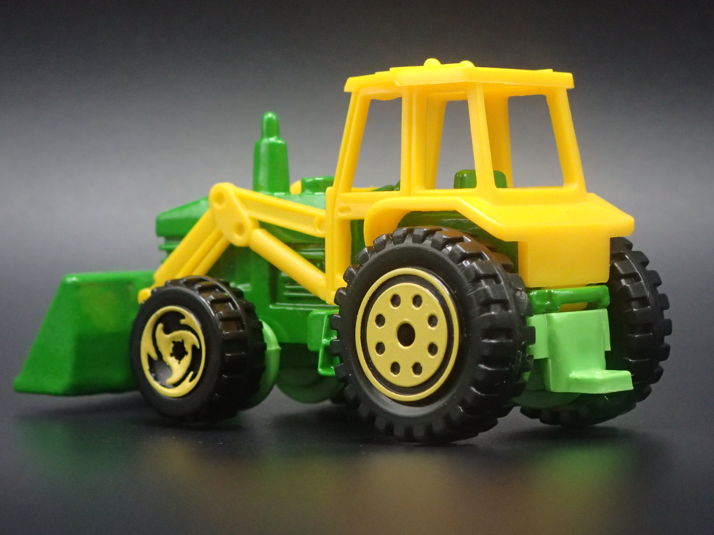 VINTAGE FARM TRACTOR GREEN 1:64 SCALE COLLECTIBLE DIORAMA DIECAST MODEL CAR