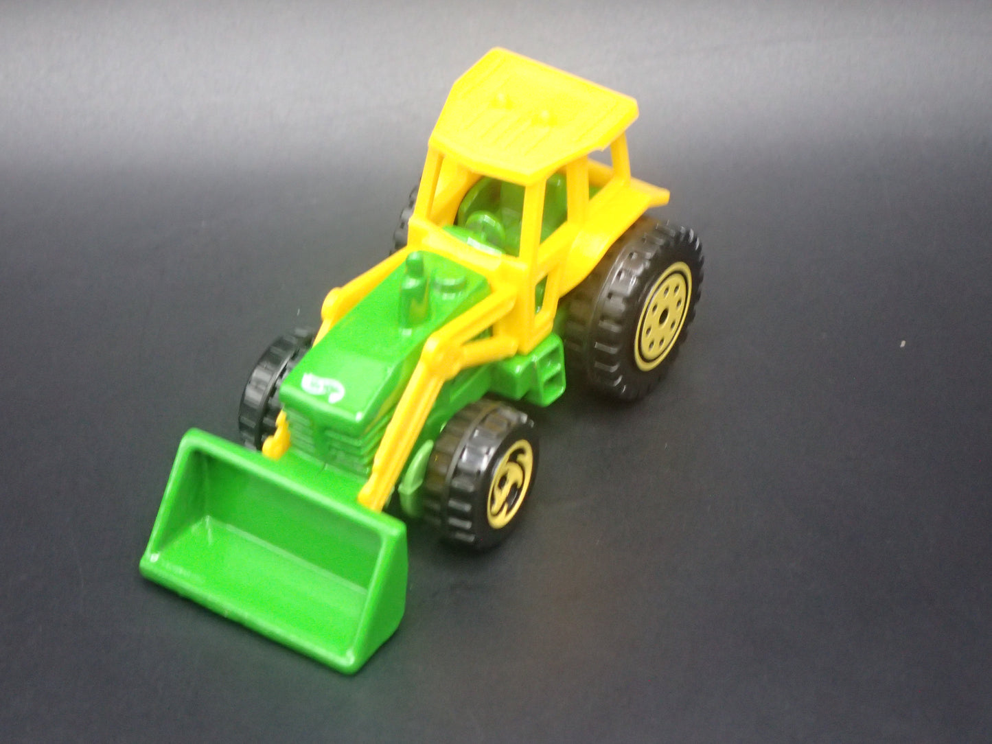 VINTAGE FARM TRACTOR GREEN 1:64 SCALE COLLECTIBLE DIORAMA DIECAST MODEL CAR