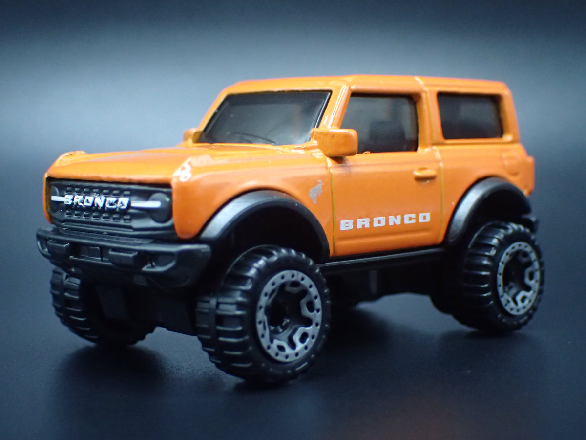 2021-2026 FORD BRONCO 2 TWO DOOR ORANGE 1:64 SCALE DIORAMA DIECAST MODEL CAR