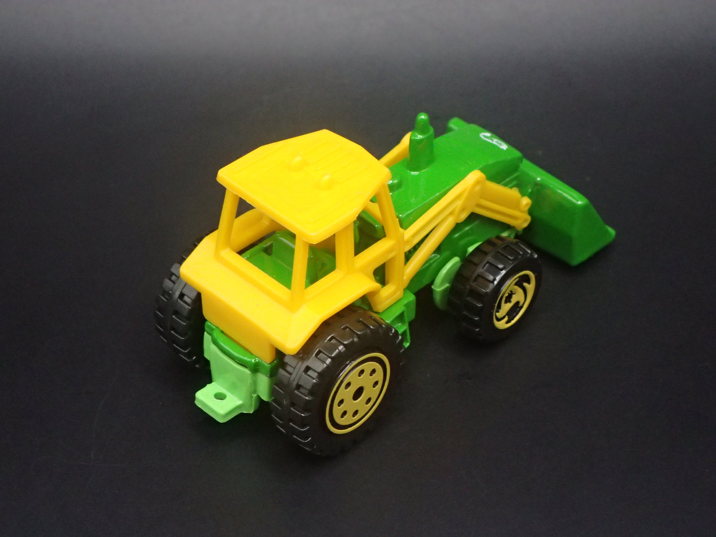 VINTAGE FARM TRACTOR GREEN 1:64 SCALE COLLECTIBLE DIORAMA DIECAST MODEL CAR