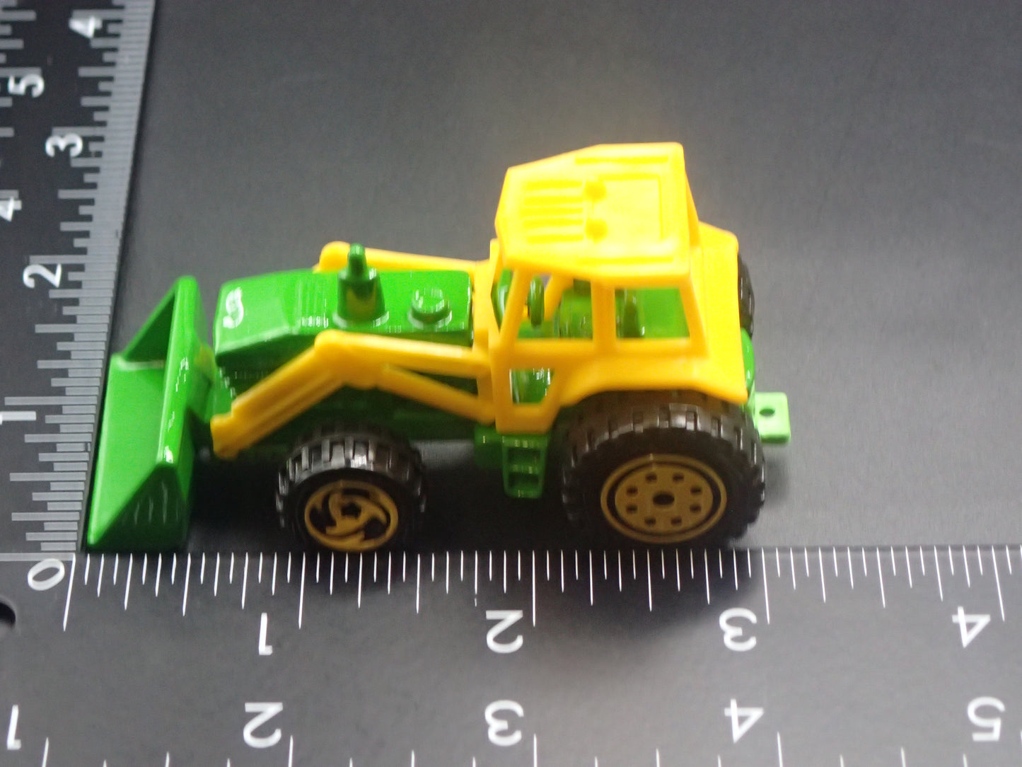 VINTAGE FARM TRACTOR GREEN 1:64 SCALE COLLECTIBLE DIORAMA DIECAST MODEL CAR