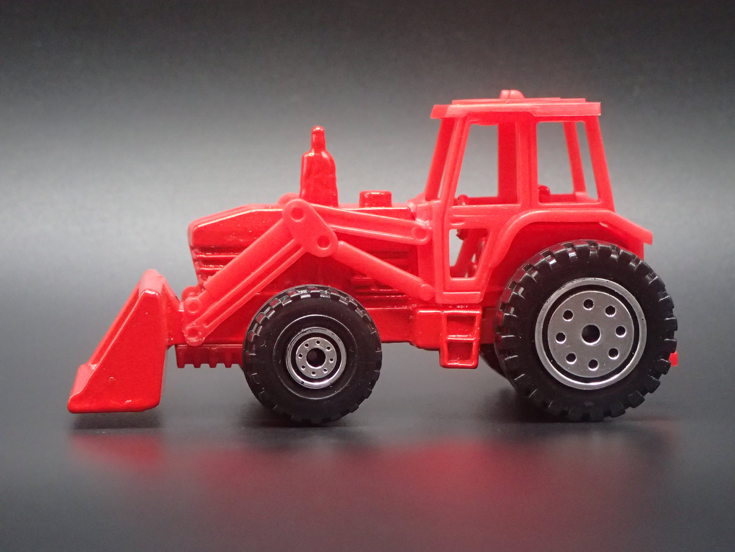 VINTAGE FARM TRACTOR RED 1:64 SCALE COLLECTIBLE DIORAMA DIECAST MODEL CAR