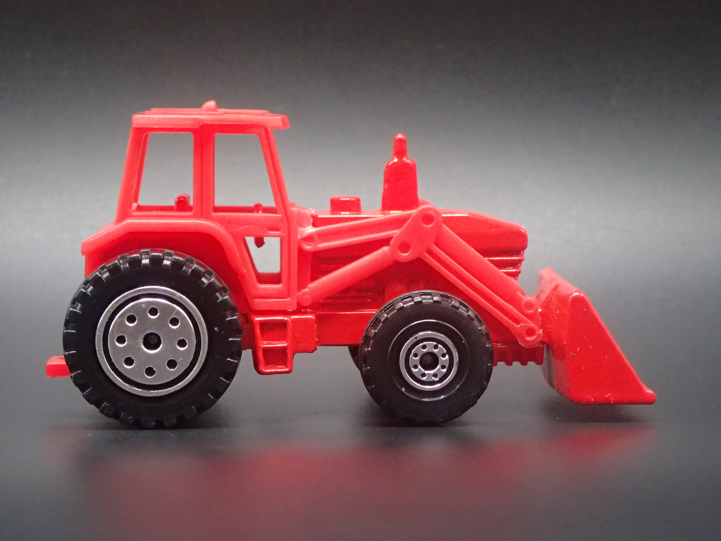 VINTAGE FARM TRACTOR RED 1:64 SCALE COLLECTIBLE DIORAMA DIECAST MODEL CAR