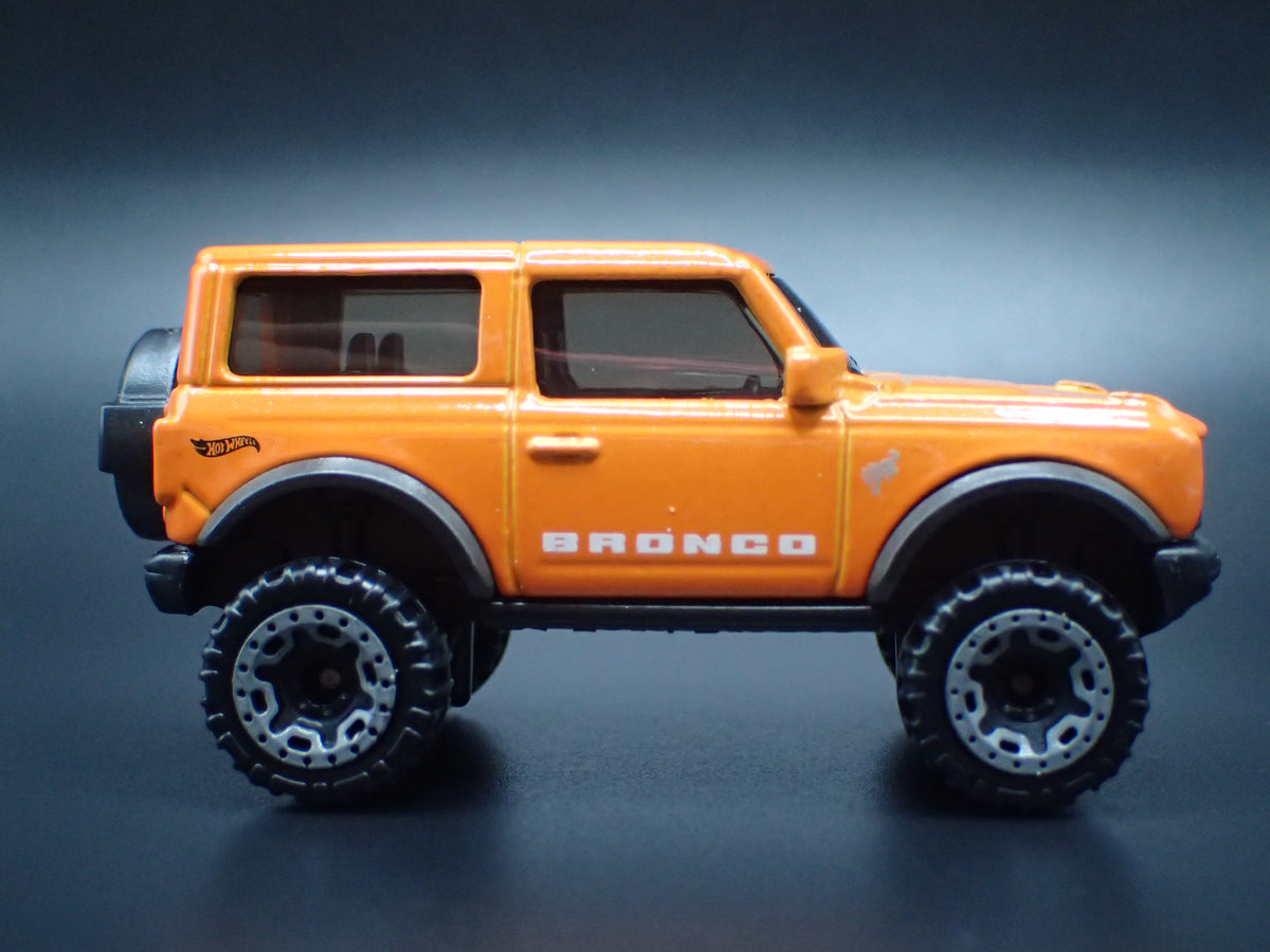 2021-2026 FORD BRONCO 2 TWO DOOR ORANGE 1:64 SCALE DIORAMA DIECAST MODEL CAR