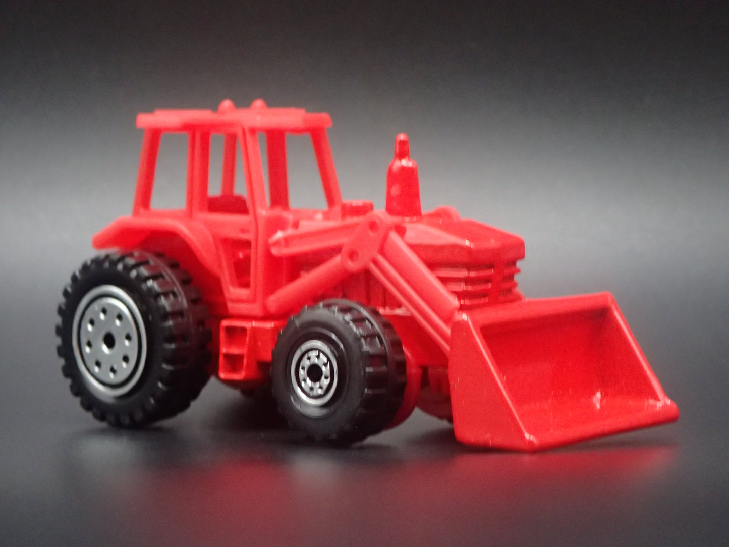 VINTAGE FARM TRACTOR RED 1:64 SCALE COLLECTIBLE DIORAMA DIECAST MODEL CAR