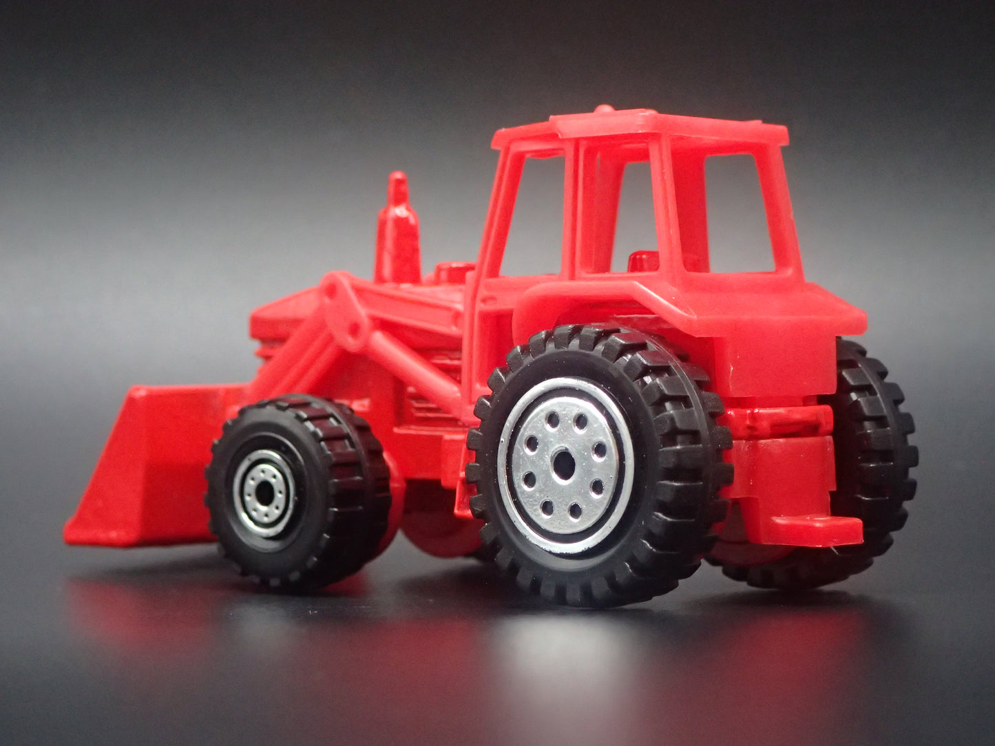 VINTAGE FARM TRACTOR RED 1:64 SCALE COLLECTIBLE DIORAMA DIECAST MODEL CAR