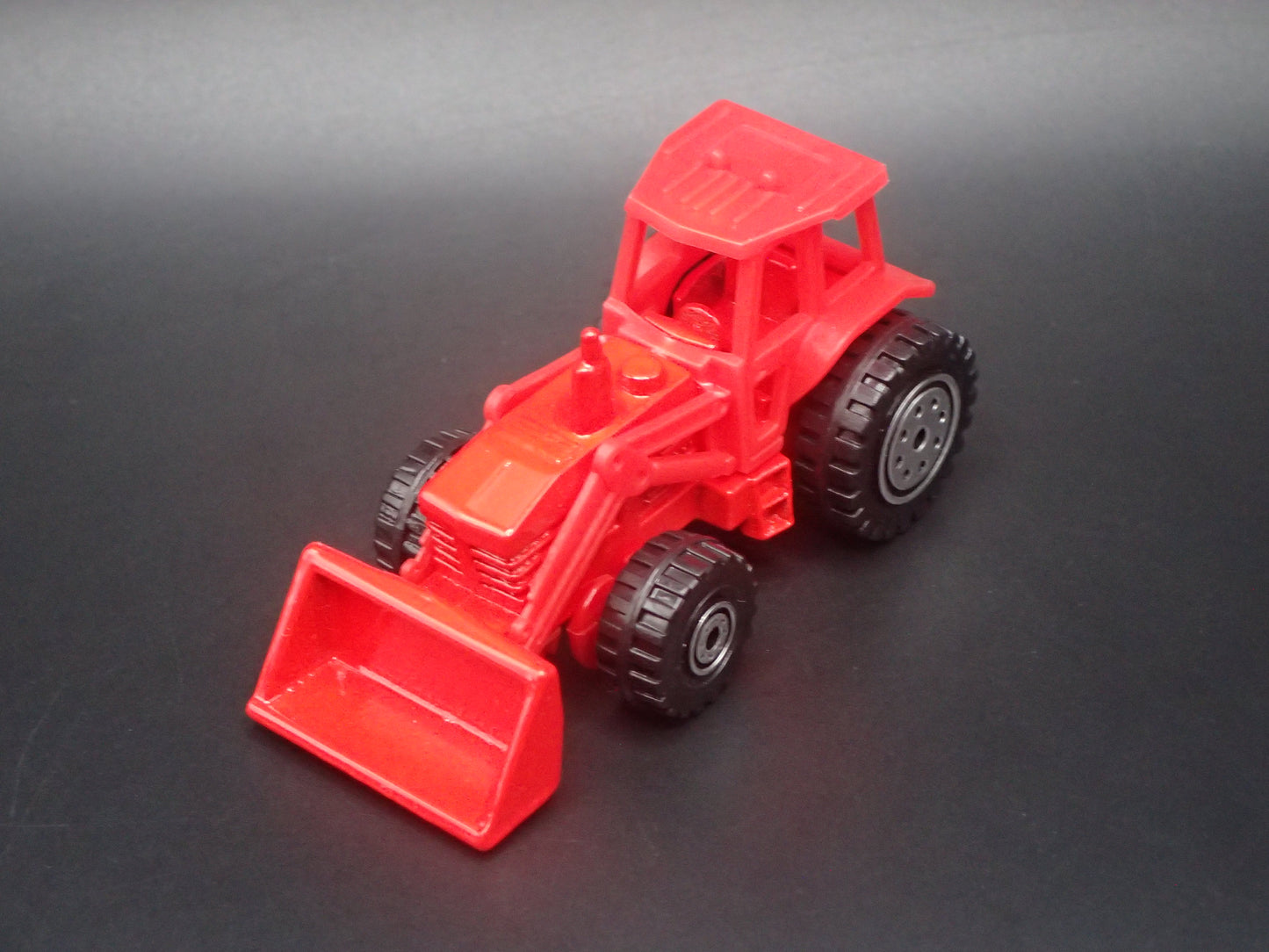 VINTAGE FARM TRACTOR RED 1:64 SCALE COLLECTIBLE DIORAMA DIECAST MODEL CAR