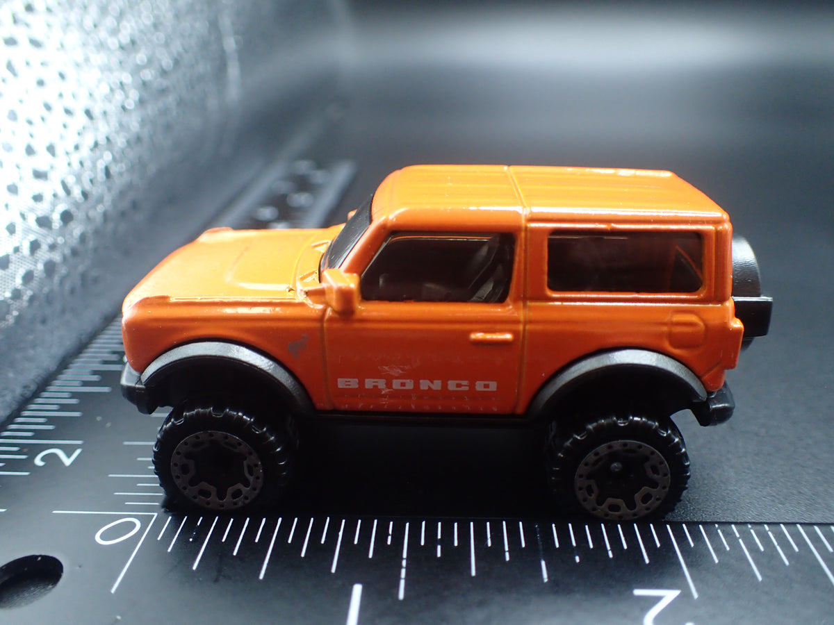 2021-2026 FORD BRONCO 2 TWO DOOR ORANGE 1:64 SCALE DIORAMA DIECAST MODEL CAR