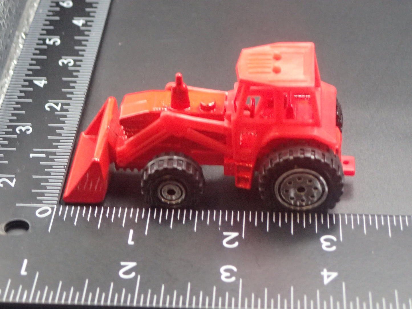 VINTAGE FARM TRACTOR RED 1:64 SCALE COLLECTIBLE DIORAMA DIECAST MODEL CAR