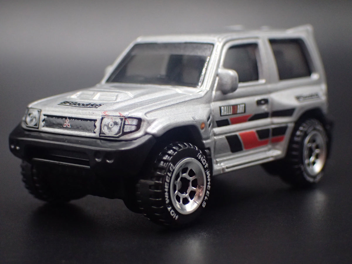 1997-1999 MITSUBISHI PAJERO EVOLUTION SUV 1:64 SCALE DIORAMA DIECAST MODEL CAR