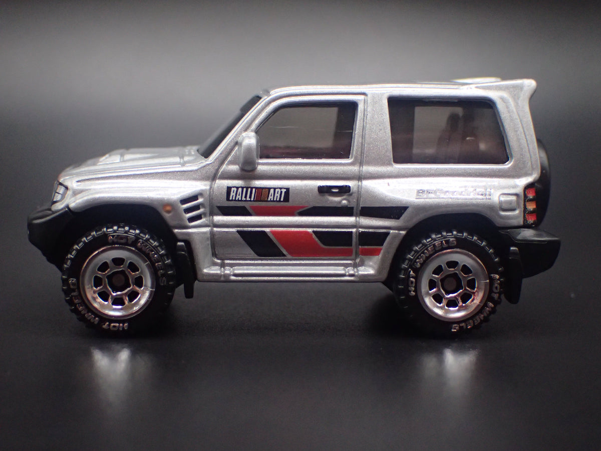 1997-1999 MITSUBISHI PAJERO EVOLUTION SUV 1:64 SCALE DIORAMA DIECAST MODEL CAR