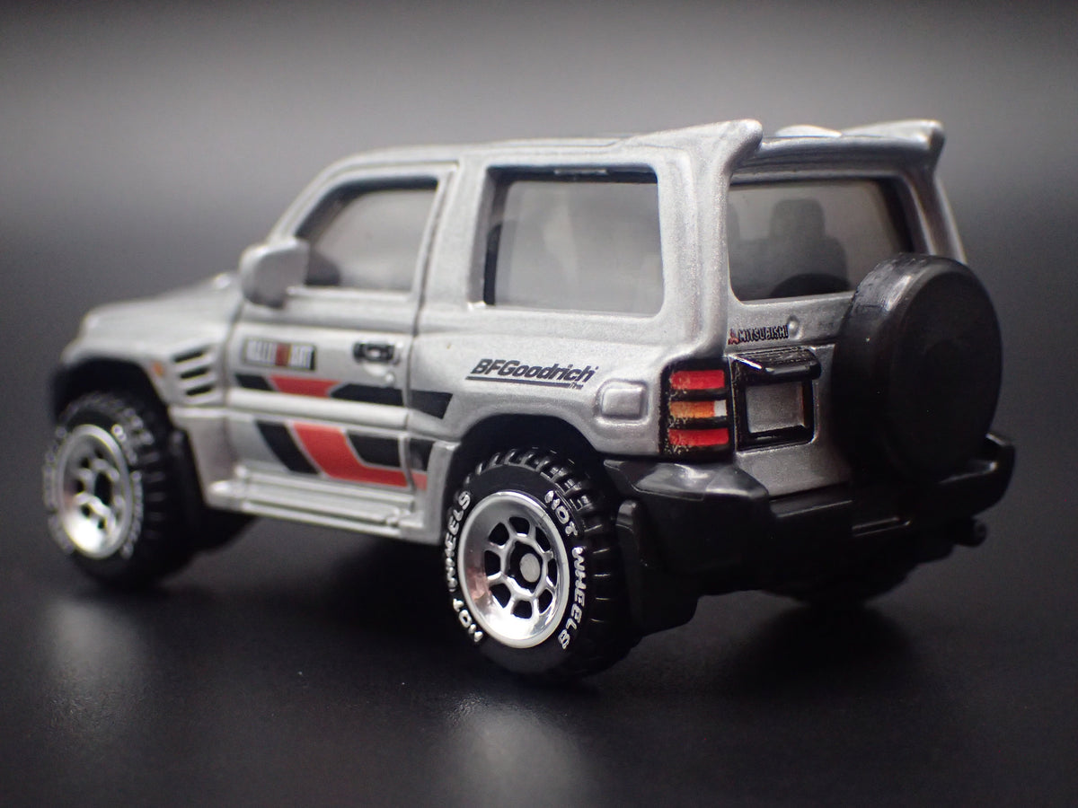 1997-1999 MITSUBISHI PAJERO EVOLUTION SUV 1:64 SCALE DIORAMA DIECAST MODEL CAR