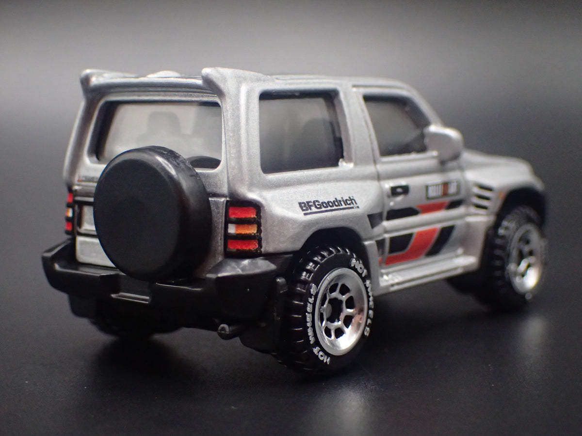 1997-1999 MITSUBISHI PAJERO EVOLUTION SUV 1:64 SCALE DIORAMA DIECAST MODEL CAR