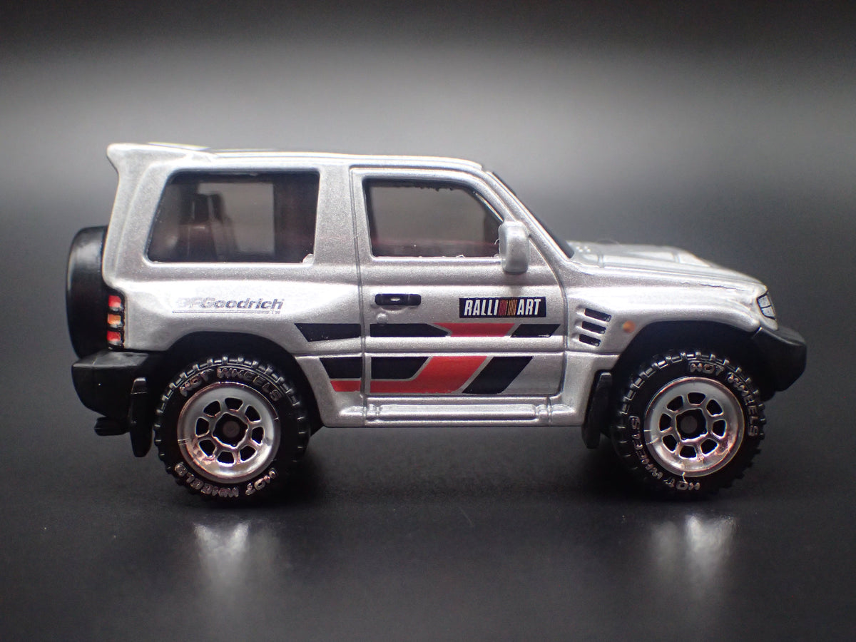 1997-1999 MITSUBISHI PAJERO EVOLUTION SUV 1:64 SCALE DIORAMA DIECAST MODEL CAR