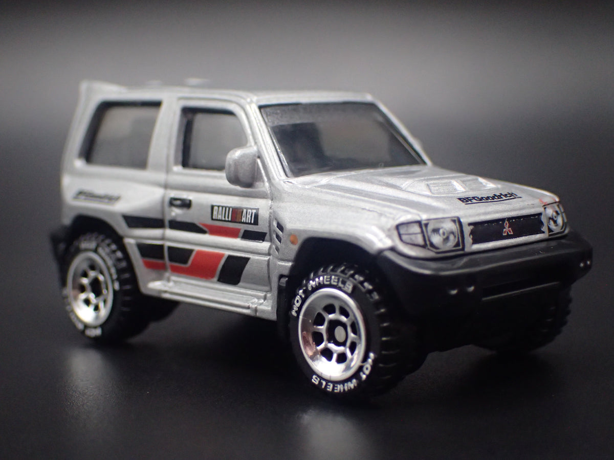 1997-1999 MITSUBISHI PAJERO EVOLUTION SUV 1:64 SCALE DIORAMA DIECAST MODEL CAR
