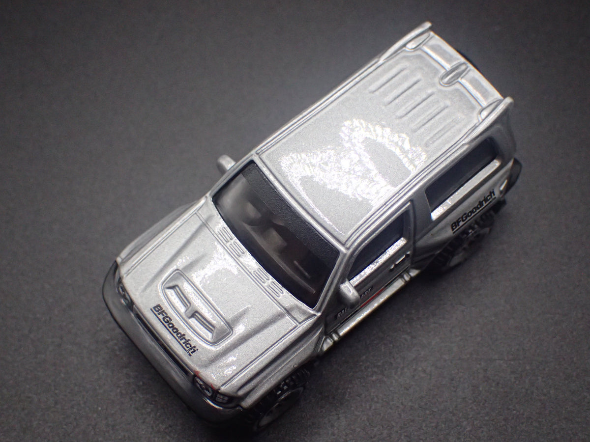 1997-1999 MITSUBISHI PAJERO EVOLUTION SUV 1:64 SCALE DIORAMA DIECAST MODEL CAR