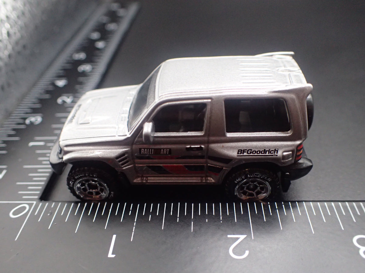 1997-1999 MITSUBISHI PAJERO EVOLUTION SUV 1:64 SCALE DIORAMA DIECAST MODEL CAR