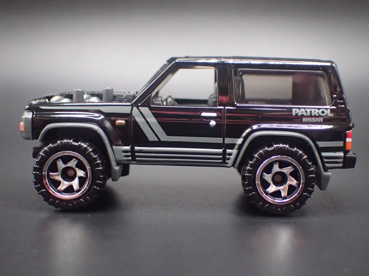 1980-1989 NISSAN PATROL SUV TRUCK BLACK 1:64 SCALE DIORAMA DIECAST MODEL CAR