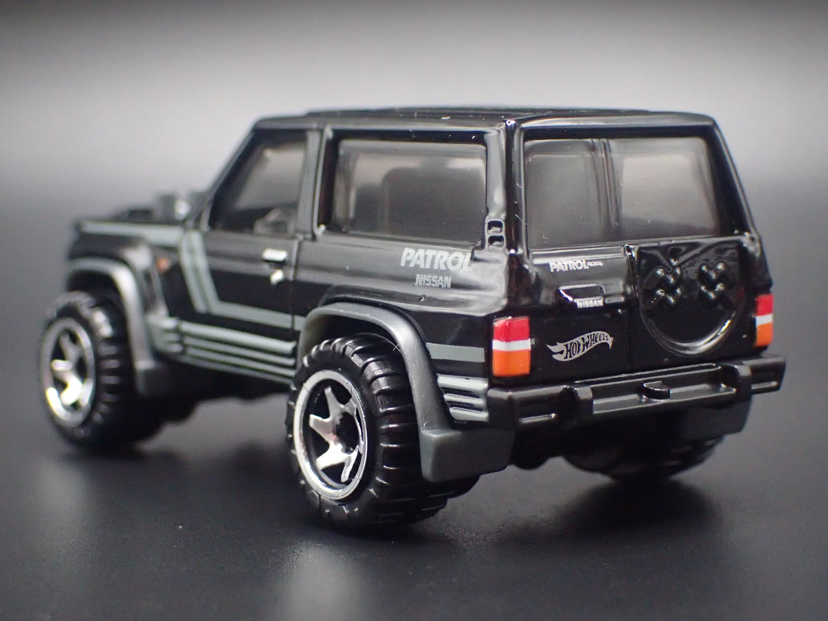 1980-1989 NISSAN PATROL SUV TRUCK BLACK 1:64 SCALE DIORAMA DIECAST MODEL CAR