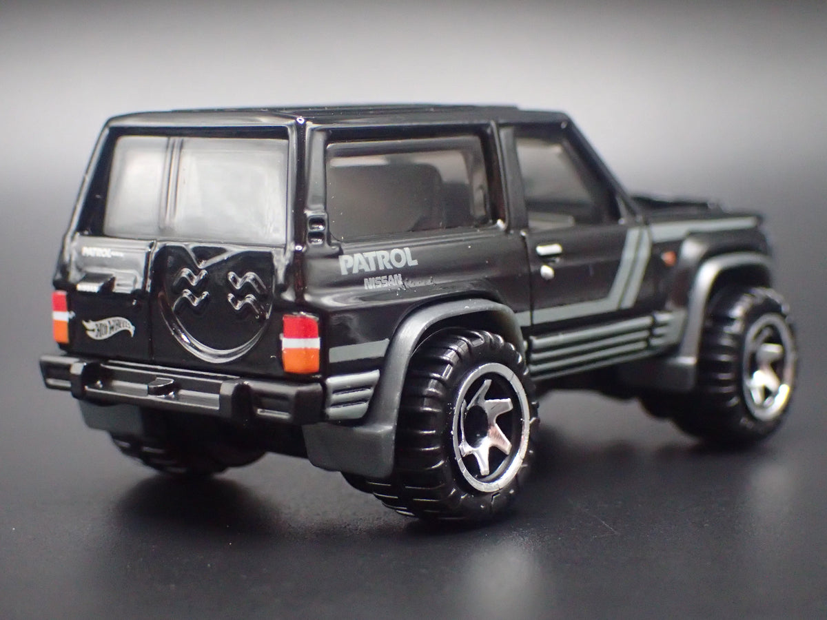 1980-1989 NISSAN PATROL SUV TRUCK BLACK 1:64 SCALE DIORAMA DIECAST MODEL CAR