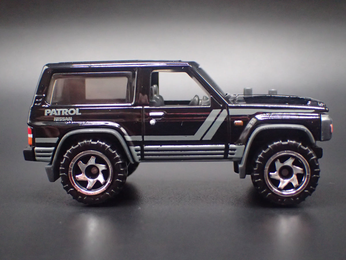 1980-1989 NISSAN PATROL SUV TRUCK BLACK 1:64 SCALE DIORAMA DIECAST MODEL CAR