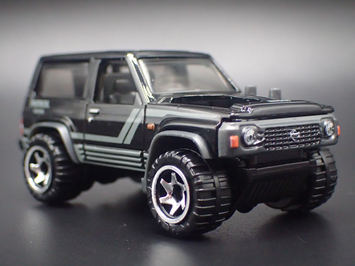 1980-1989 NISSAN PATROL SUV TRUCK BLACK 1:64 SCALE DIORAMA DIECAST MODEL CAR