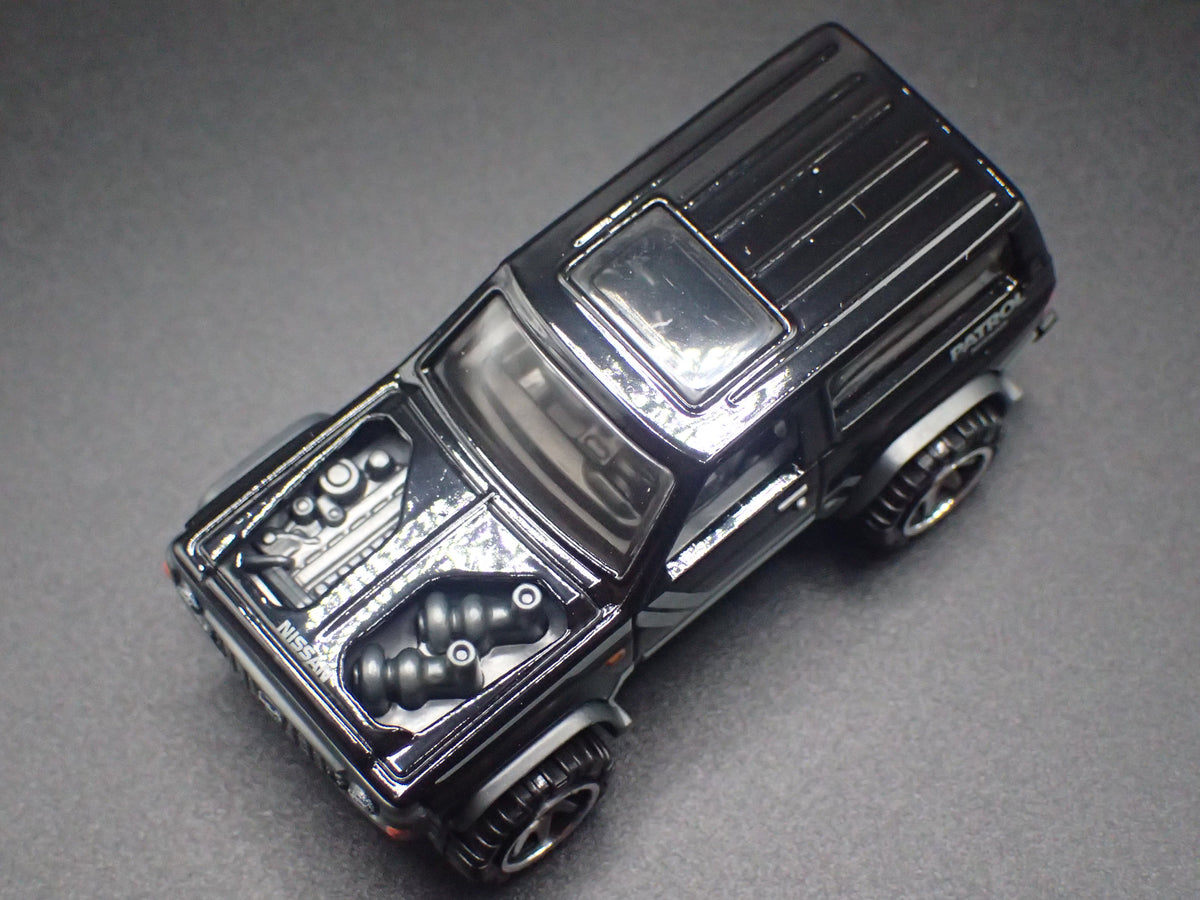 1980-1989 NISSAN PATROL SUV TRUCK BLACK 1:64 SCALE DIORAMA DIECAST MODEL CAR