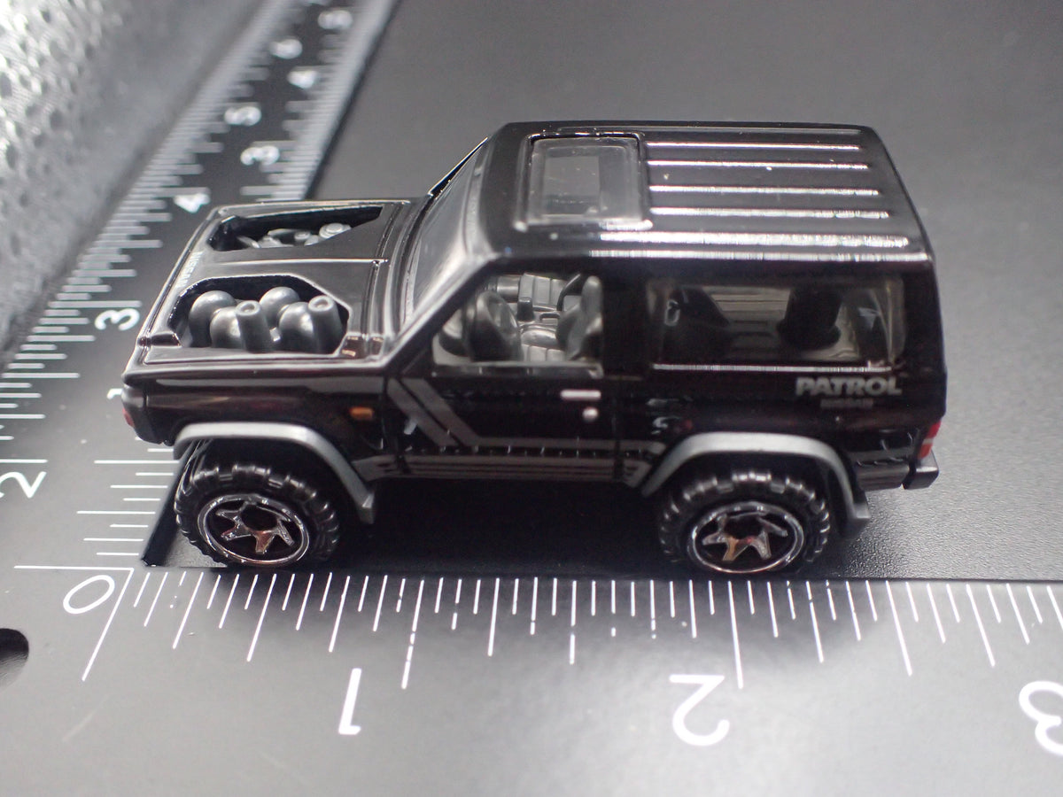 1980-1989 NISSAN PATROL SUV TRUCK BLACK 1:64 SCALE DIORAMA DIECAST MODEL CAR