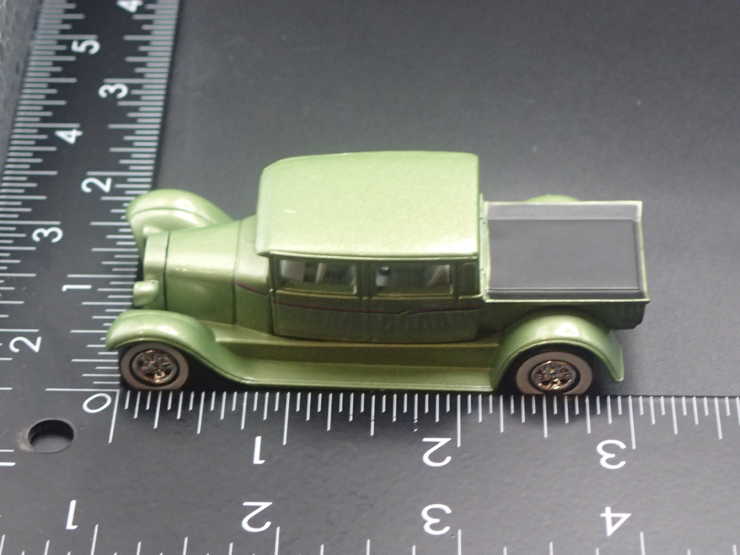 1929 29 FORD CREW CAB PICKUP TRUCK GREEN 1:64 SCALE DIORAMA DIECAST MODEL CAR