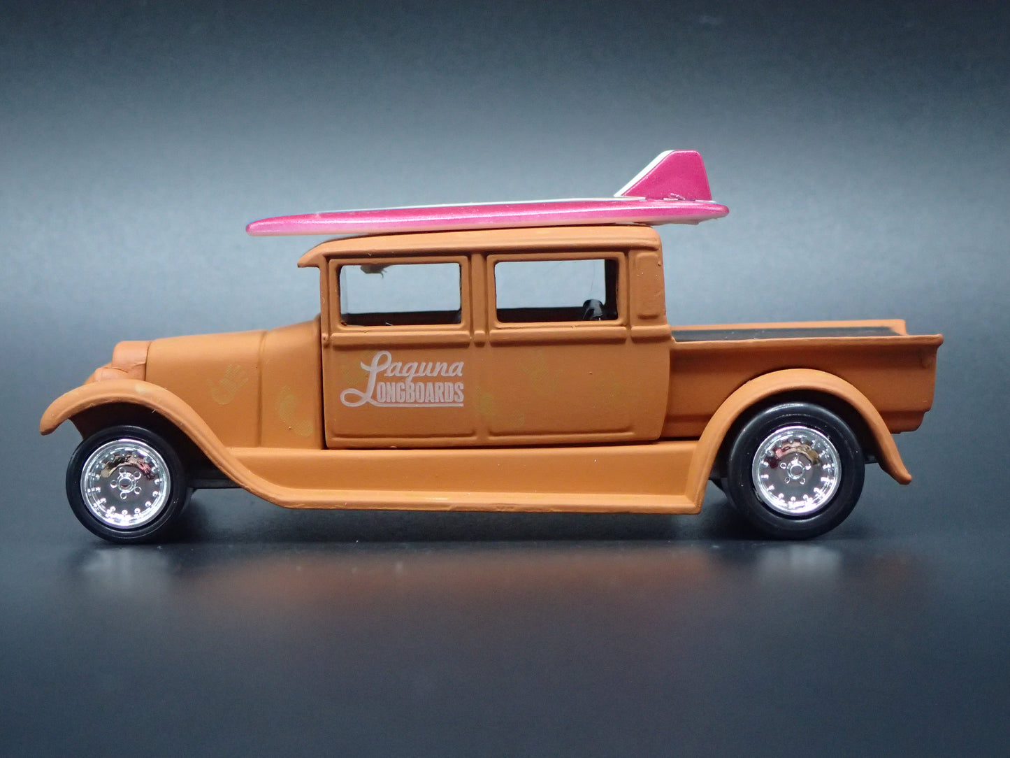1929 29 FORD CREW CAB PICKUP TRUCK SURFING 1:64 SCALE DIORAMA DIECAST MODEL CAR