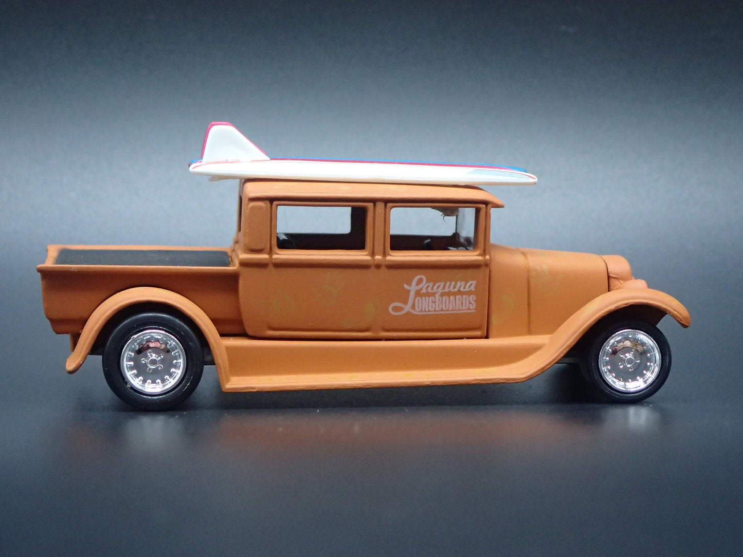 1929 29 FORD CREW CAB PICKUP TRUCK SURFING 1:64 SCALE DIORAMA DIECAST MODEL CAR