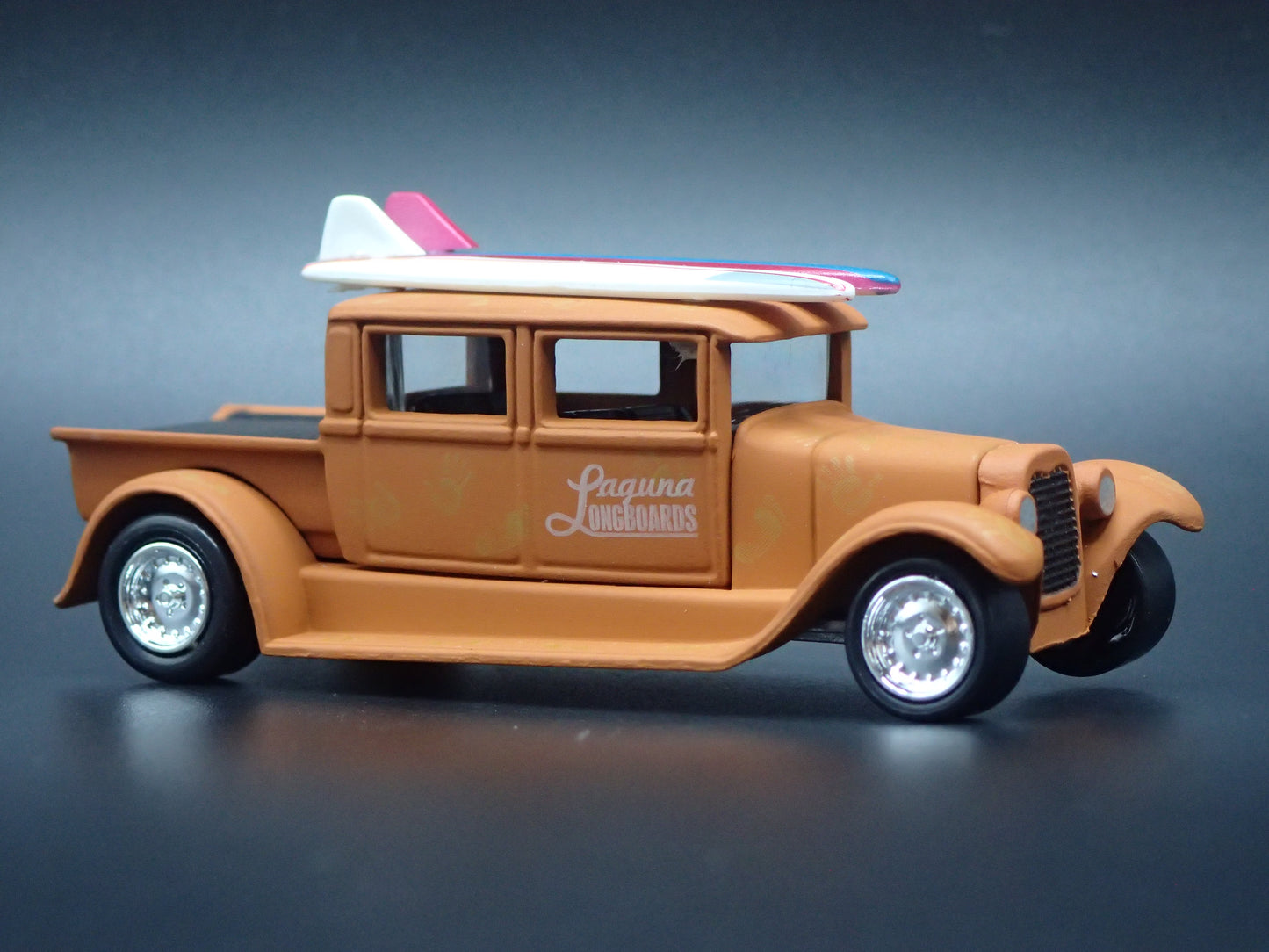 1929 29 FORD CREW CAB PICKUP TRUCK SURFING 1:64 SCALE DIORAMA DIECAST MODEL CAR