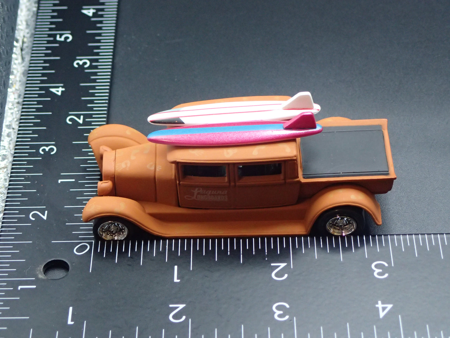 1929 29 FORD CREW CAB PICKUP TRUCK SURFING 1:64 SCALE DIORAMA DIECAST MODEL CAR