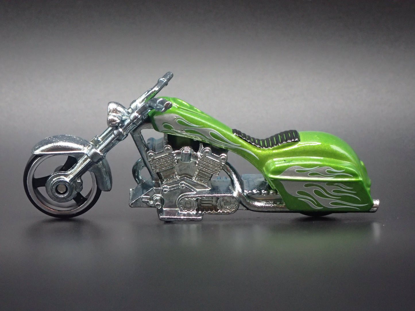 BAD BAGGER MOTORCYCLE GREEN HOT WHEELS 1:64 HW SCALE DIORAMA DIECAST MODEL CAR