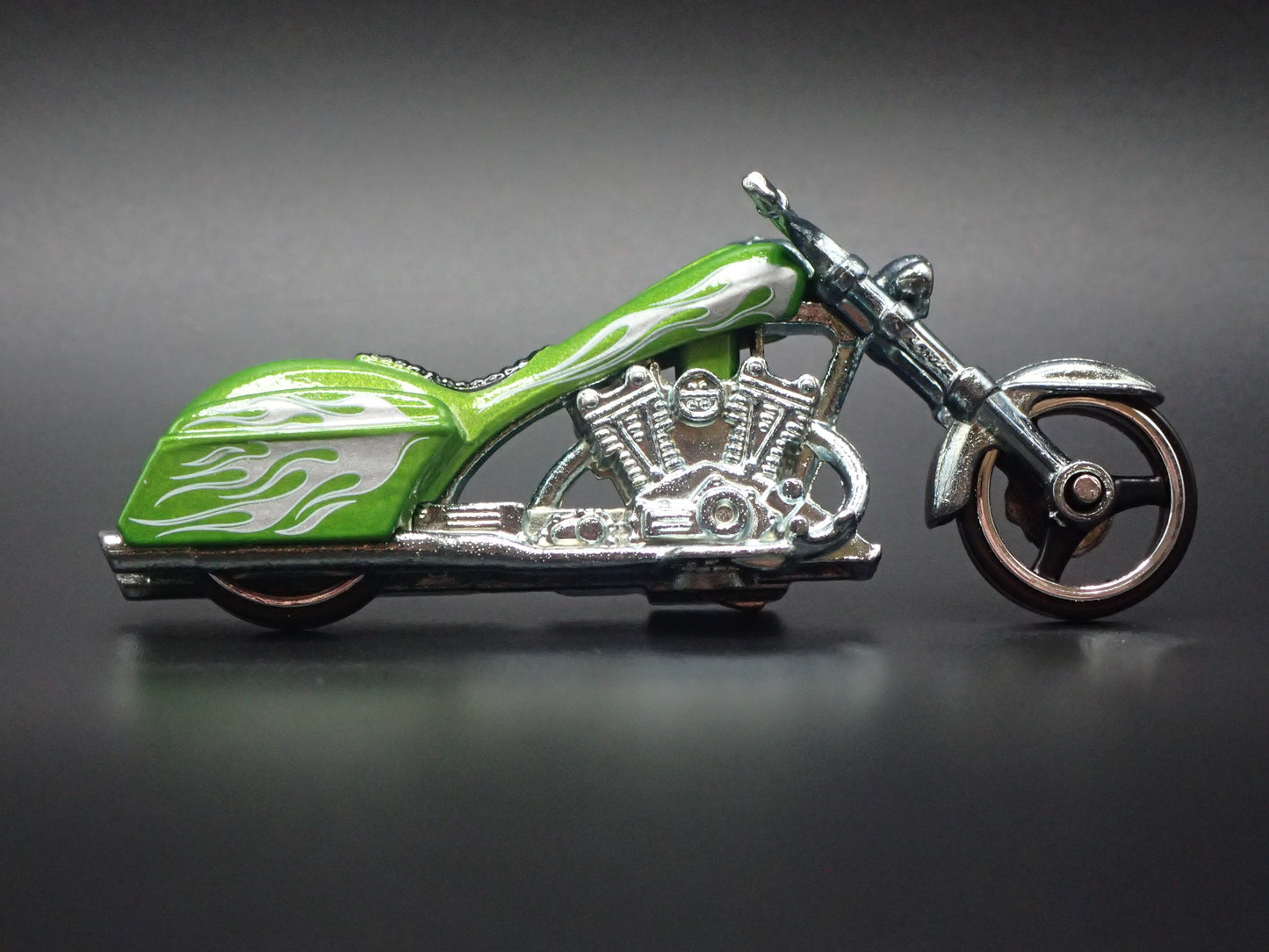 BAD BAGGER MOTORCYCLE GREEN HOT WHEELS 1:64 HW SCALE DIORAMA DIECAST MODEL CAR