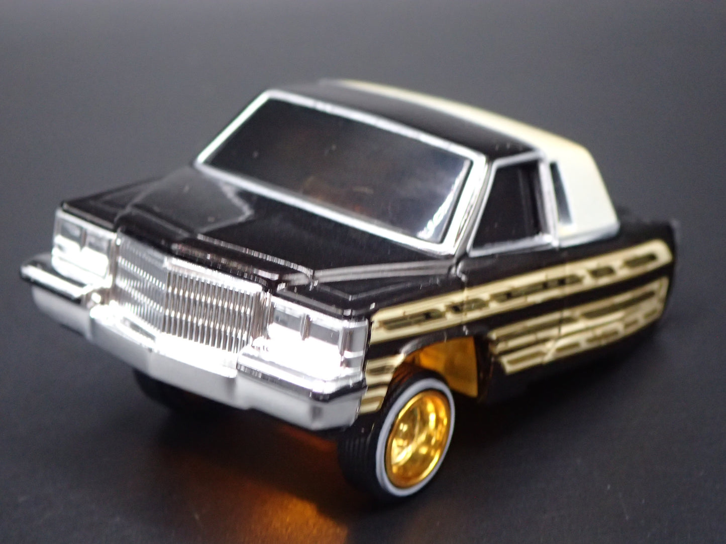 1985 85 CADILLAC FLEETWOOD COUPE CAR TUNED LOWRIDER BLACK 1:64 SCALE DIECAST MODEL CAR