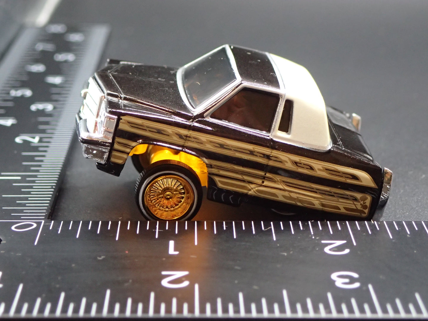 1985 85 CADILLAC FLEETWOOD COUPE CAR TUNED LOWRIDER BLACK 1:64 SCALE DIECAST MODEL CAR