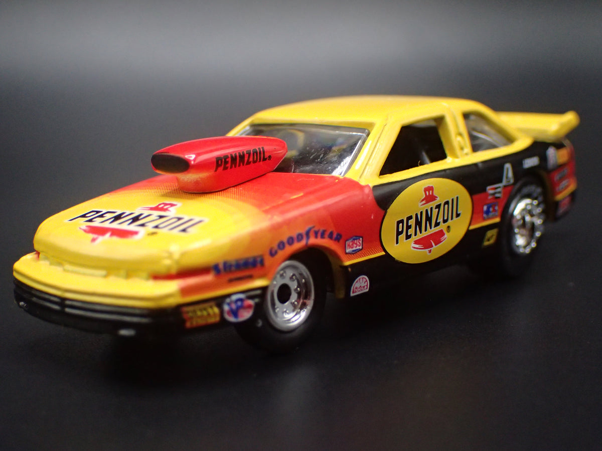 FORD PRO STOCK NHRA PENNZOIL YELLOW 1:64 SCALE DIORAMA DIECAST MODEL CAR