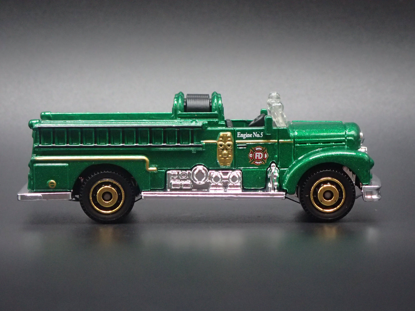 SEAGRAVE FIRE ENGINE FIRE TRUCK GREEN 1/64 MB SCALE DIORAMA DIECAST MODEL CAR