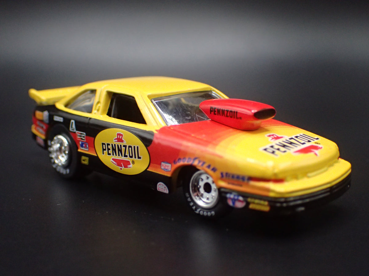 FORD PRO STOCK NHRA PENNZOIL YELLOW 1:64 SCALE DIORAMA DIECAST MODEL CAR