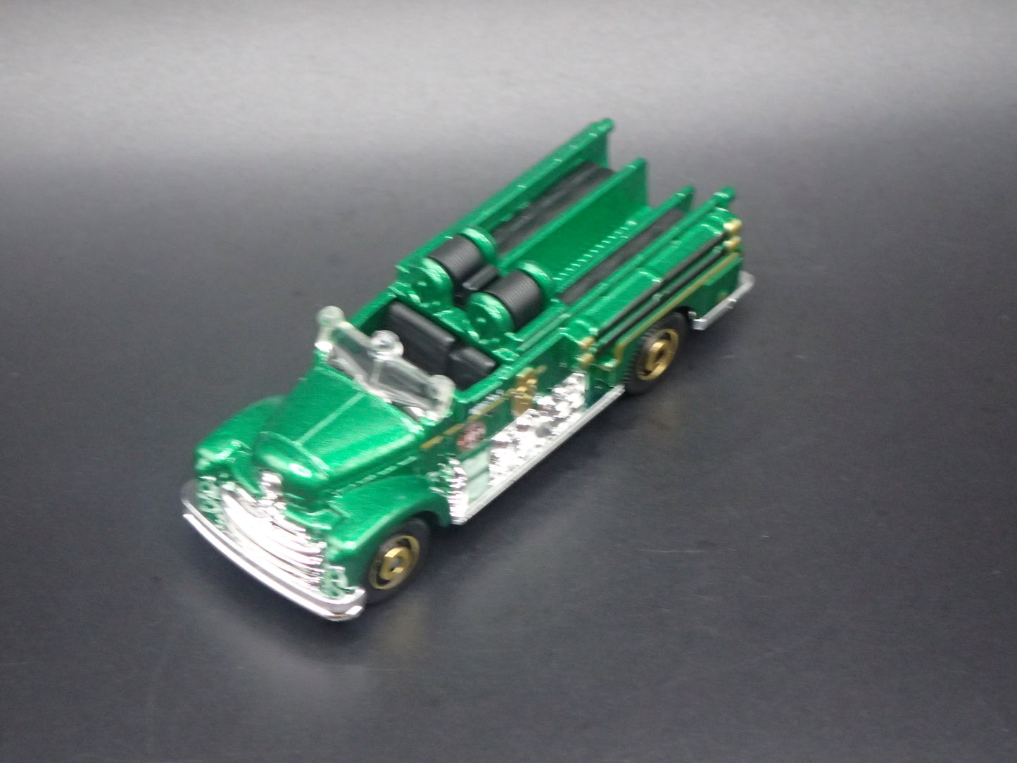 SEAGRAVE FIRE ENGINE FIRE TRUCK GREEN 1/64 MB SCALE DIORAMA DIECAST MODEL CAR