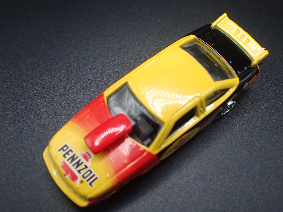 FORD PRO STOCK NHRA PENNZOIL YELLOW 1:64 SCALE DIORAMA DIECAST MODEL CAR