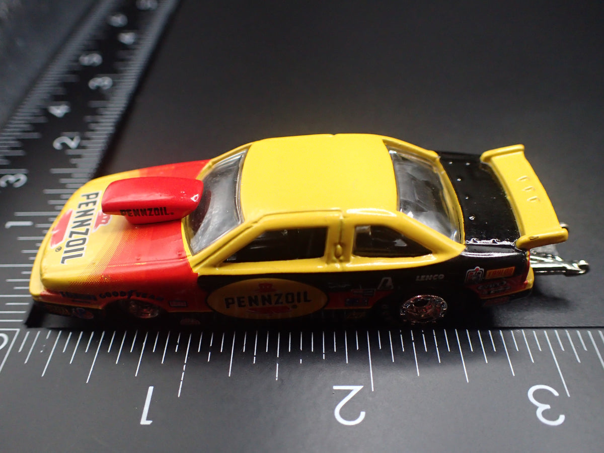 FORD PRO STOCK NHRA PENNZOIL YELLOW 1:64 SCALE DIORAMA DIECAST MODEL CAR