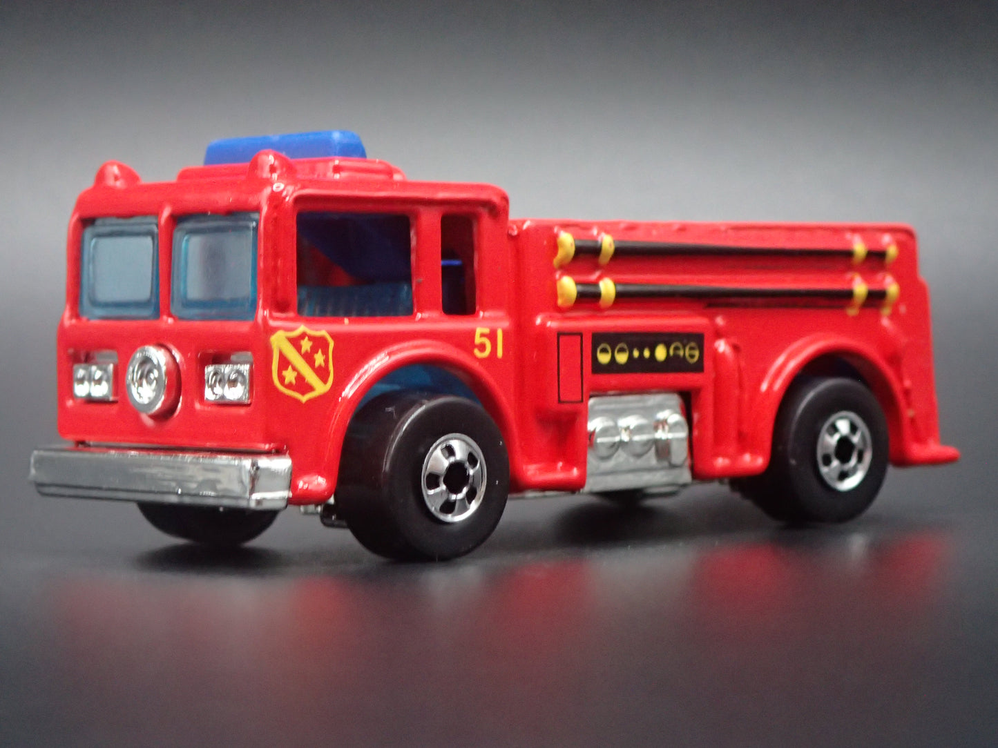 VINTAGE FIRE TRUCK RED 1:64 HW SCALE COLLECTIBLE DIORAMA DIECAST MODEL CAR