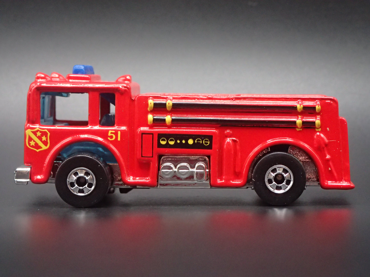 VINTAGE FIRE TRUCK RED 1:64 HW SCALE COLLECTIBLE DIORAMA DIECAST MODEL CAR