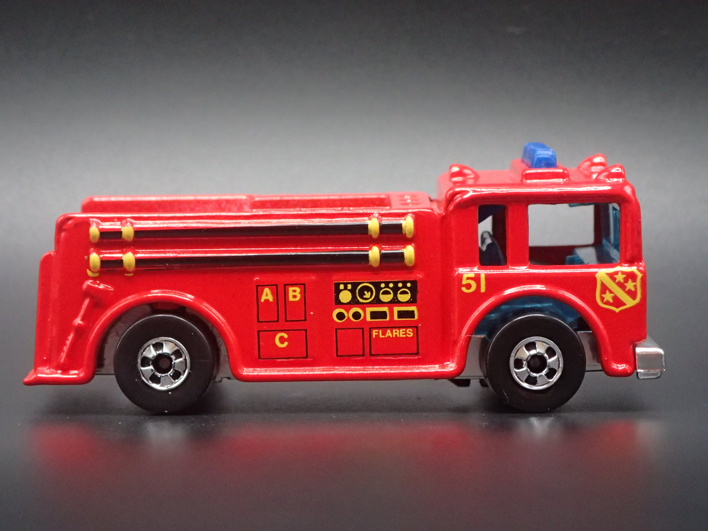 VINTAGE FIRE TRUCK RED 1:64 HW SCALE COLLECTIBLE DIORAMA DIECAST MODEL CAR