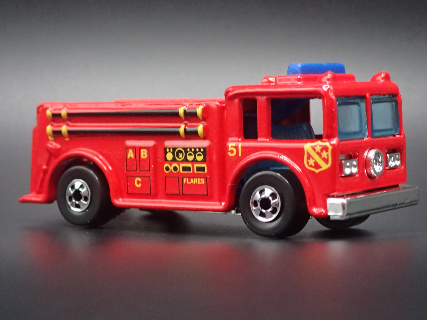 VINTAGE FIRE TRUCK RED 1:64 HW SCALE COLLECTIBLE DIORAMA DIECAST MODEL CAR