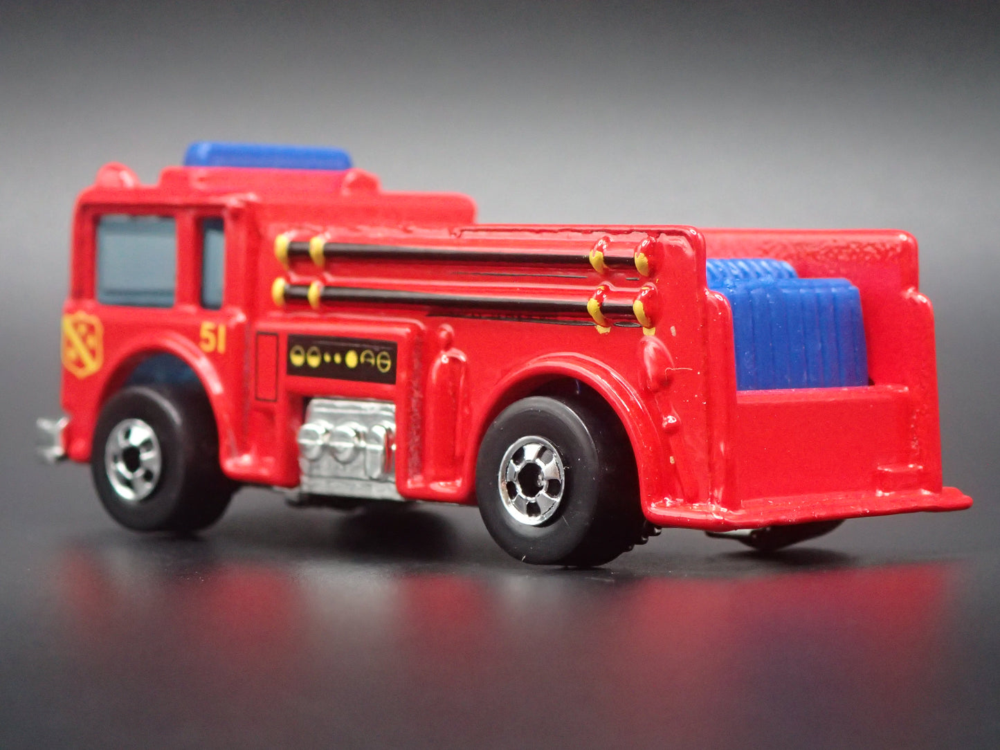 VINTAGE FIRE TRUCK RED 1:64 HW SCALE COLLECTIBLE DIORAMA DIECAST MODEL CAR