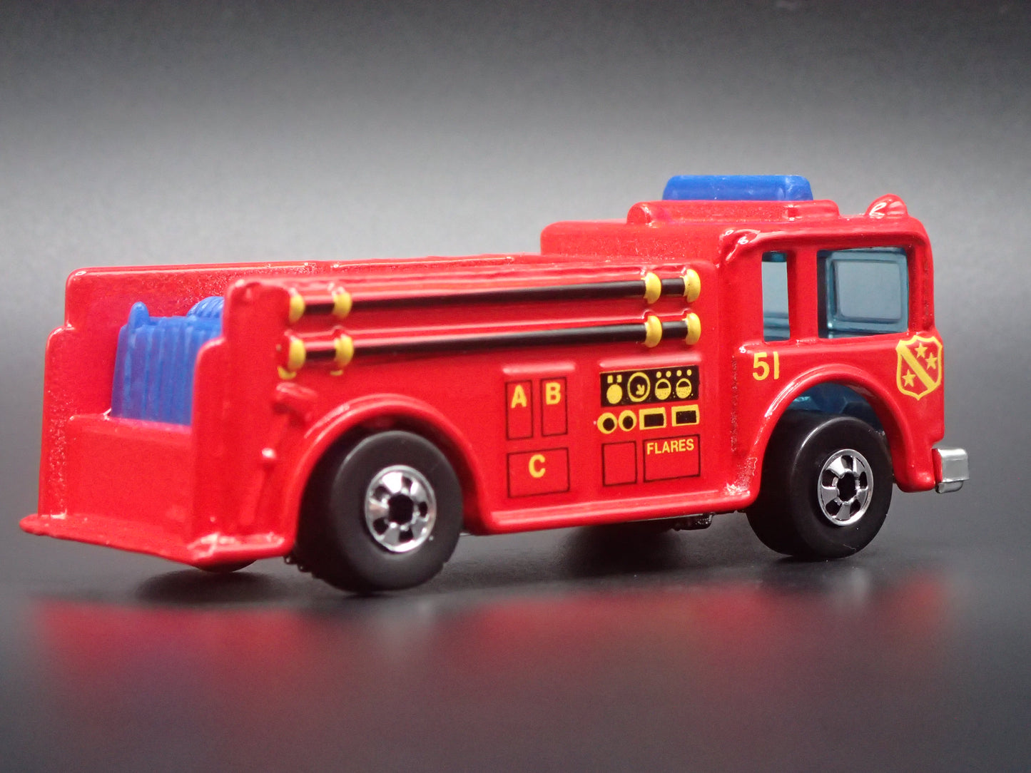 VINTAGE FIRE TRUCK RED 1:64 HW SCALE COLLECTIBLE DIORAMA DIECAST MODEL CAR
