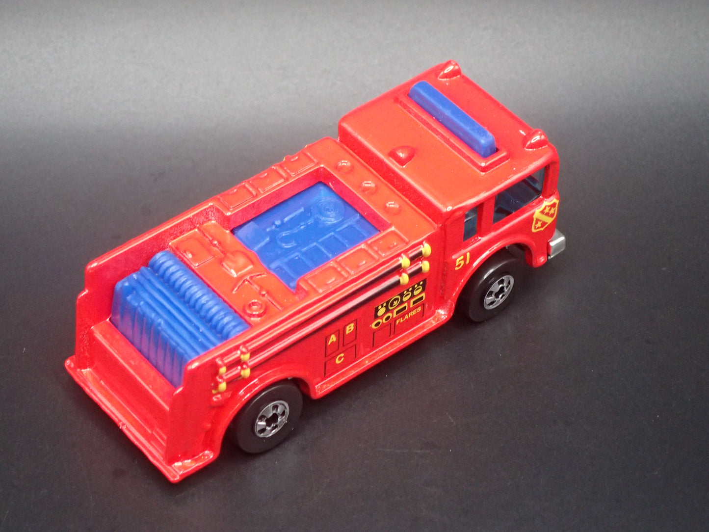 VINTAGE FIRE TRUCK RED 1:64 HW SCALE COLLECTIBLE DIORAMA DIECAST MODEL CAR